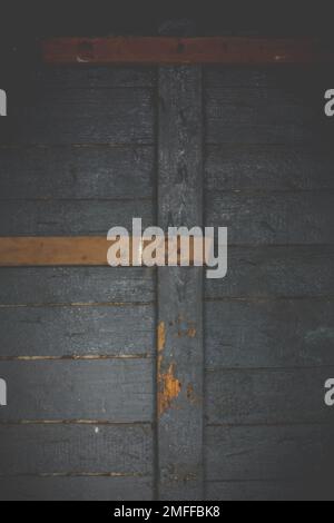 Nahaufnahme der zerstoßenen Holztür aus dem Konzeptfoto auf der Innenseite Stockfoto