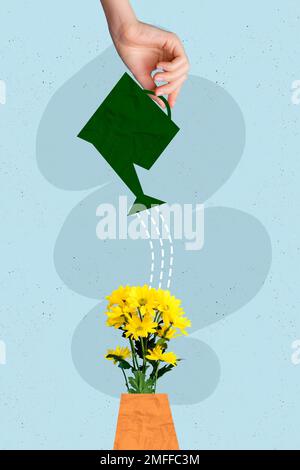 Vertikales Verbunddesign Minimale Collage aus wunderschönen gelben Blumen Gießkanne Gärtnern frische gelbe Pflanzen isoliert auf blauem Hintergrund Stockfoto