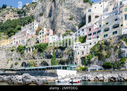 Hotels, die in die Klippen an der Küste von Sorrent in Italien gebaut wurden Stockfoto