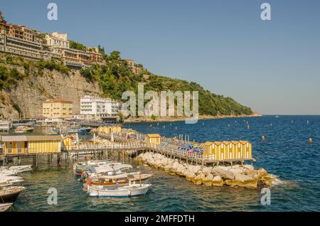 Sorrent Italien 1 2013. August kleine Marina mit Booten, Hafenmauern und Hotels auf den Klippen Stockfoto