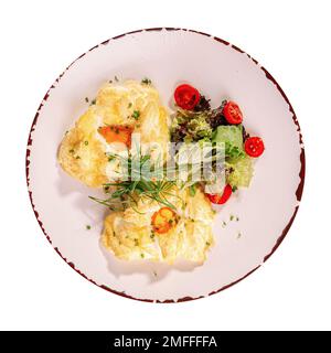 Das Frühstück war wolkenförmig, die Eiernester schluckten die weißen mit Salat Stockfoto
