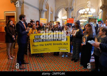 24. Januar 2023, Albany, New York. NY Senator Andrew Gounardes (links), Und NY Senator Kristen Gonzalez (links) unter Gesetzgebern und Aktivisten für sichere Straßen, einschließlich Familien für sichere Straßen, im New Yorker State Capitol, die eine Pressekonferenz veranstalten, die für die Verabschiedung des SAFE Streets Act eintritt, ein Paket von Gesetzesentwürfen, um Straßen so umzugestalten, dass sie für alle Benutzer sicherer sind. Das SAFE Streets Act umfasst Sammy's Law, Complete Streets und die Bill of Rights für Unfallopfer. Gouverneur Hochul hat seine Unterstützung für das Sammy'sche Gesetz signalisiert, das es NYC erlaubt, Geschwindigkeitsbegrenzungen unter 25mph km/h festzulegen Stockfoto