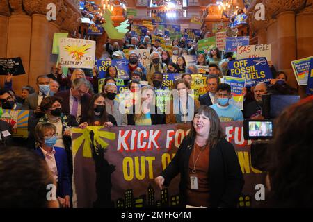 24. Januar 2023, Albany, New York. Emily Gallagher, Abgeordnete der NY-Versammlung, spricht neben den Klimaschutzaktivisten von Renewable Heat Now und den Gesetzgebern von NY, einschließlich der Vorsitzenden des Umweltschutzausschusses Glick und Harckham, Auf einer Rallye- und Pressekonferenz über die Stufen der Million Dollar Treppe im New York State Capitol, um die Verabschiedung des Erneuerbare-Wärme-Act-Pakets zu fordern, das den Übergang zu reinen elektrischen Neubauten und ein Energieeffizienzgesetz zur Nachrüstung von Arbeitsplätzen beinhaltet. Stockfoto