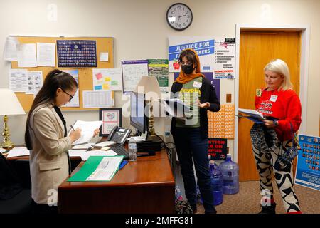 24. Januar 2023, Albany, New York. Ein Mitarbeiter von NY Assemblymember Harvey Epstein nimmt zur Kenntnis, dass Ayesha Schmit von der New York Public Interest Research Group (NYPIRG) sein Büro für Unterstützung bei der Verabschiedung des Gesetzespakets zum Renewable Heat Act einsetzt, das den Übergang zu einem vollelektrischen Neubau und ein Energy Efficiency Retrofit Jobs Act umfasst. Stockfoto