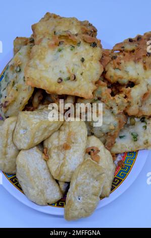 Pondok Cabe, Tangerang Selatan, Indonesien - 21. September 2022: Knusprig Gebratener Tempeh Und Tofu, Mit Ausgewähltem Fokus. Stockfoto