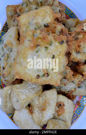 Pondok Cabe, Tangerang Selatan, Indonesien - 21. September 2022: Knusprig Gebratener Tempeh Und Tofu, Mit Ausgewähltem Fokus. Stockfoto