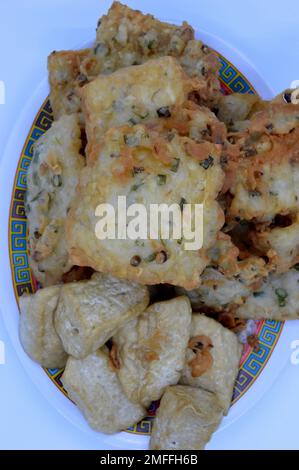 Pondok Cabe, Tangerang Selatan, Indonesien - 21. September 2022: Knusprig Gebratener Tempeh Und Tofu, Mit Ausgewähltem Fokus. Stockfoto