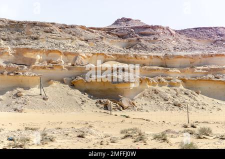 BU Salwa Shelf Hills Wüstenlandschaft mit Kalksteinhügeln im Hintergrund, Katar Stockfoto