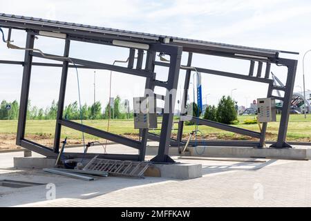 Kontaktlose Autowaschanlage im Bau. Konzeptionierung einer modernen Autowaschanlage. Stockfoto