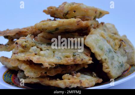 Pondok Cabe, Tangerang Selatan, Indonesien - 21. September 2022: Knusprig Gebratener Tempeh Und Tofu, Mit Ausgewähltem Fokus. Stockfoto