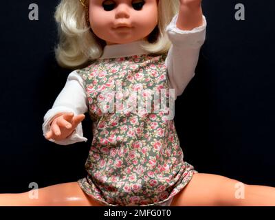 Miniaturpuppe, hergestellt in DDR. DDR ist das deutsche Akronym für Deutsche Demokratische Republik (Deutsch) oder Deutsche Demokratische Republik (Englisch), ein ehemaliger Staat in Europa, 1949-1990. Stockfoto