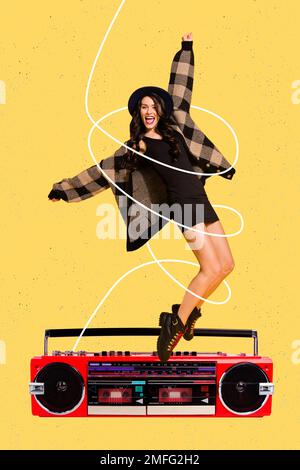 Vertikales Collage-Bild eines fröhlichen, aufgeregten Mädchens. Großer Boombox, der isoliert auf gemaltem Hintergrund tanzt Stockfoto