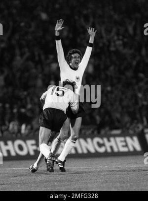 ARCHIVFOTO: Heinz FLOHE wäre am 28. Januar 2023 75 Jahre alt gewesen, Dieter MUELLER, Deutschland, jubelt nach einem seiner drei Tore vor Heinz FLOHE, European Football Championship 1972, Halbfinale, Jugoslawien - Deutschland 2: 4, 17.06.1976 SVEN SIMON#Prinzess-Luise-Strasse 41#45479 Muelheim/R #uhr tel. 0208/9413250#Fax. 0208/9413260# Postgiro Essen No. 244 293 433 (BLZ 360 100 43)# www.SvenSimon.net. Stockfoto