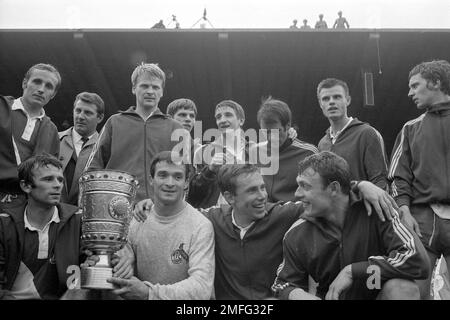 ARCHIVFOTO: Heinz FLOHE wäre am 28. Januar 2023 75 Jahre alt gewesen, Teamfoto des Pokalsiegers FC Köln: Hintere Reihe von links: Heinz HORNIG, Aufseher Hans Schaefer (SchÃ fer), Karl-Heinz THIELEN, Wolfgang WEBER, Hennes LOEHR (LÃ¶hr ), Wolfgang OVERATH, Matthias HEMMERSBACH, Heinz FLOHE. Erste Reihe von links: Heinz SIMMET, Goalwart Milutin SOSKIC, Fritz POTT und Carl-Heinz RUEHL (RÃ hl), DFB Cup final FC Köln - VfL Bochum 4:1 am 9. Juni 1968 in Köln, SW Foto; QF; Â Stockfoto