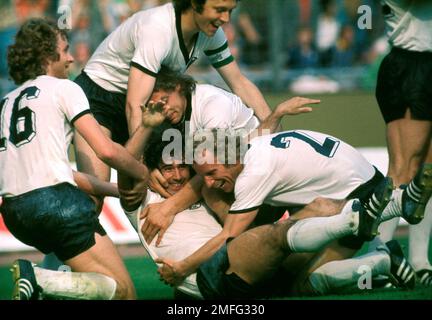 ARCHIVFOTO: Heinz FLOHE wäre am 28. Januar 2023 75 Jahre alt gewesen, zum Jubel Deutschland nach dem Ziel 2:0 von Goalschuetze Gerd MÜLLER mit v.li. Rainer BONHOF, Franz BECKENBAUER, Heinz FLOHE und Berti VOGTS 2. 1974. Endrunde Gruppe B, Deutschland-Jugoslawien 2:0 bei der Fußball-Weltmeisterschaft 26.06.1974 in Deutschland Sven Simon# Prinzess-Luise-Straße 41# 45479 Muelheim/R uhr# Tel. 0208/9413250# Fax. 0208/9413260# Kto.1428150 C ommerzbank E ssen# BLZ 36040039# svensimon@t-online.de# www.SvenSimon.net Finale Deutschland – Holland 2 1974:1, bei der Fußball-Weltmeisterschaft 07.07.1974 in Deutschland © Sven Simon #Prince Stockfoto