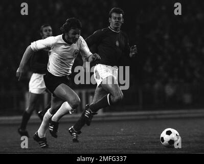 ARCHIVFOTO: Heinz FLOHE wäre am 28. Januar 2023 75 Jahre alt gewesen, Action Duels zwischen Heinz FLOHE (links, Deutschland) und Ljos SZUECS, Ungarn, Laenderspiel, deutsche Fußballnationalmannschaft, Ungarn - Deutschland 0:2, 03/29/1972. Sven Simon#Prinzess-Luise-Straße 41#45479 Mülheim/R uhr #Tel. 0208/9413250#Fax. 0208/9413260#Kto.1428150 C ommerzbank E ssen BLZ 36040039# www.SvenSimon.net. Stockfoto