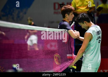 Jakarta, Indonesien. 25. Januar 2023. Shi Yuqi (L) aus China schüttelt sich mit Momota Kento aus Japan die Hand, nachdem die Männer beim Indonesia Masters 2023 am 25. Januar 2023 in Jakarta (Indonesien) in der ersten Runde im Singles der Männer gespielt haben. Kredit: Xu Qin/Xinhua/Alamy Live News Stockfoto