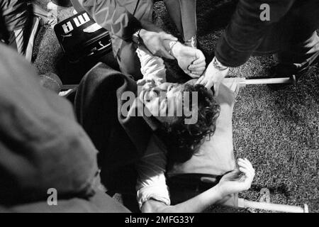 ARCHIVFOTO: Heinz FLOHE wäre am 28. Januar 2023 75 Jahre alt gewesen, Heinz FLOHE, TSV München 1860, liegt nach einem Foul auf dem Boden verletzt, liegt auf einer Trage, Schwarzweißfoto, Flohe litt an dem Foul von Paul Steiner ( MSV Duisburg), brach sich das Bein, Das war das Ende seiner Karriere im Spiel München 1860 – MSV Duisburg 2:1 am 1. Dezember 1979. Â Stockfoto