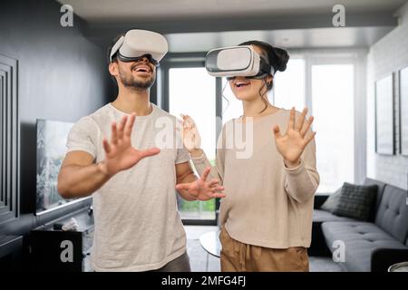 Paare, futuristische Technik und virtuelle Realität, Metaverse und Gaming mit VR-Brillen, ux und Cyber-Fantasie mit Online-Spiel. Digital, 3D mit Gamer-Mann Stockfoto