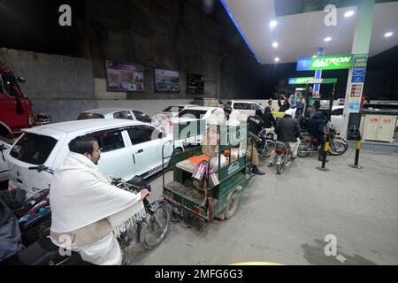 Die Leute warten einen Tag nach einem landesweiten Stromausfall, bis sie an einer Tankstelle tanken. Am Montag wurden lange Schlangen an Autos und Motorrädern an Tankstellen in den meisten Teilen von Khyber Pakhtunkhwa, einschließlich der Hauptstadt, beobachtet, nachdem die Öllieferungen von Ölvermarktungsunternehmen zurückgegangen waren. Nach der Benzinkrise gibt es lange Schlangen an den Tankstellen auf der G.T Road. Ein Großteil Pakistans blieb am Montag ohne Strom, da die Regierung als Energiesparmaßnahme nach hinten losging. Der Ausfall verbreitete Panik und warf Fragen über das ha der knappen Regierung auf Stockfoto