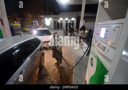 Die Leute warten einen Tag nach einem landesweiten Stromausfall, bis sie an einer Tankstelle tanken. Am Montag wurden lange Schlangen an Autos und Motorrädern an Tankstellen in den meisten Teilen von Khyber Pakhtunkhwa, einschließlich der Hauptstadt, beobachtet, nachdem die Öllieferungen von Ölvermarktungsunternehmen zurückgegangen waren. Nach der Benzinkrise gibt es lange Schlangen an den Tankstellen auf der G.T Road. Ein Großteil Pakistans blieb am Montag ohne Strom, da die Regierung als Energiesparmaßnahme nach hinten losging. Der Ausfall verbreitete Panik und warf Fragen über das ha der knappen Regierung auf Stockfoto