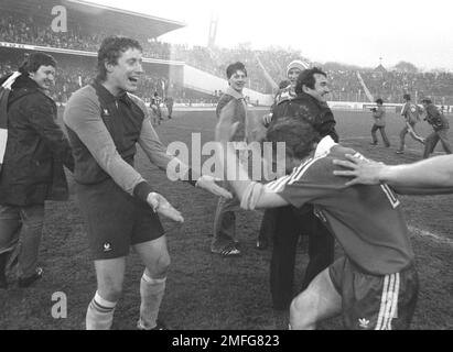 ARCHIVFOTO: Heinz FLOHE wäre am 28. Januar 2023 75 Jahre alt gewesen, FUSSBALL: FC St. Pauli Hamburg - 1. F Köln 0: 5, 29.04.78: Schlussjubilation: SCHUMACHER (links) und FLOHE ¬ Stockfoto