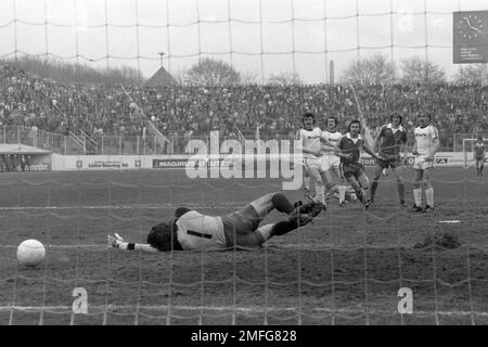 ARCHIVFOTO: Heinz FLOHE wäre am 28. Januar 2023 75 geworden, Heinz FLOHE (K, 4.von links nach rechts) erzielte das Tor auf 1:0; Football 1. Bundesliga, FC St. Pauli Hamburg (Pauli) - FC Köln 0: 5, am 29. April 1978 in Hamburg/BR Deutschland. Â Stockfoto