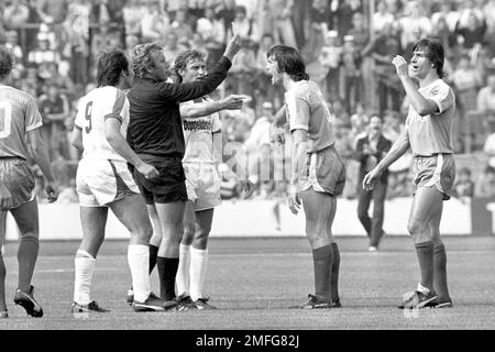 ARCHIVFOTO: Heinz FLOHE wäre am 28. Januar 2023 75 geworden, Dave WATSON (2. von rechts) Werder Bremen erhält die rote Karte vom Schiedsrichter Guenter (GÃ nter) RISSE, dahinter Heinz FLOHE (Muenchen) zeigt auf Watson, Football, 1 Bundesliga, TSV München 1860 - SV Werder Bremen 4:1 am 18. August, 1979 in München/Deutschland Stockfoto