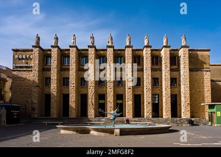 Die Fassade des Hauptpostamts von Ragusa, Palazzo delle Poste, von der Piazza Giacomo Matteotti aus gesehen. Stockfoto