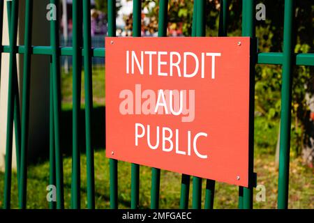 interdit au public bedeutet auf französisch kein Zutritt zu Privateigentum Schild Zutritt verboten im Gate Steel Portal Stockfoto