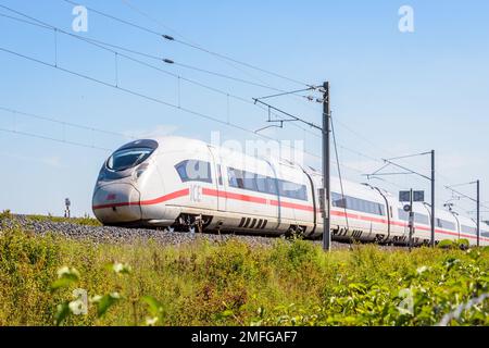 Ein ICE-Hochgeschwindigkeitszug des deutschen Eisenbahnunternehmens Deutsche Bahn fährt von Paris nach Frankfurt auf dem Lande über den LGV Est. Stockfoto