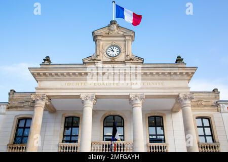 Arcachon City Französische Dreifarbflagge mit mairie Liberte egalite Fraternite france Textbau bedeutet Rathaus und Gleichberechtigung in Franc Stockfoto