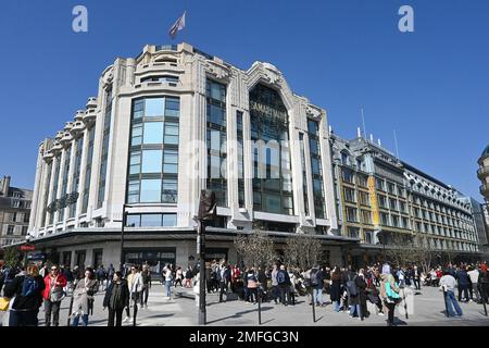 Paris: Renoviertes Gebäude des Kaufhauses ÒLa SamaritaineÓ, das sich im 1. Bezirk am Ufer der seine befindet. Er wurde von AR entworfen Stockfoto