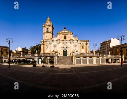 Westliche Fassade der Kirche Ragusa Kathedrale, Duomo di Ragusa, Cattedrale di San Giovanni Battista, im alten Teil der Stadt. Stockfoto