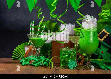 Hintergrund der Bar St. Patrick's Day. Verschiedene goldene, grüne Biergläser, verschiedene Cocktails und Getränke, mit St. Patrick's Day Party Dekor und Stockfoto