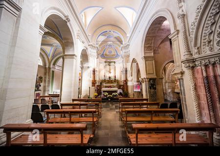 Altar, Inneneinrichtung und bemalte Decken in der Kirche St. Maria der Treppe, Chiesa di Santa Maria delle Skala. Stockfoto