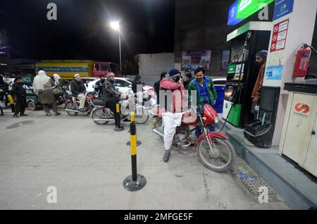 23. Januar 2023, Peshawar, Khyber Pakhtunkhwa, Pakistan: Die Menschen warten einen Tag nach einem landesweiten Stromausfall, bis sie an der Reihe sind, um an einer Tankstelle zu tanken. Am Montag wurden lange Schlangen an Autos und Motorrädern an Tankstellen in den meisten Teilen von Khyber Pakhtunkhwa, einschließlich der Hauptstadt, beobachtet, nachdem die Öllieferungen von Ölvermarktungsunternehmen zurückgegangen waren. Nach der Benzinkrise gibt es lange Schlangen an den Tankstellen auf der G.T Road. Ein Großteil Pakistans blieb am Montag ohne Strom, da die Regierung als Energiesparmaßnahme nach hinten losging. Der Ausfall verbreitete Panik Stockfoto