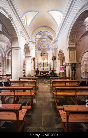 Altar, Inneneinrichtung und bemalte Decken in der Kirche St. Maria der Treppe, Chiesa di Santa Maria delle Skala. Stockfoto