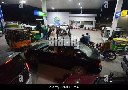 23. Januar 2023, Peshawar, Khyber Pakhtunkhwa, Pakistan: Die Menschen warten einen Tag nach einem landesweiten Stromausfall, bis sie an der Reihe sind, um an einer Tankstelle zu tanken. Am Montag wurden lange Schlangen an Autos und Motorrädern an Tankstellen in den meisten Teilen von Khyber Pakhtunkhwa, einschließlich der Hauptstadt, beobachtet, nachdem die Öllieferungen von Ölvermarktungsunternehmen zurückgegangen waren. Nach der Benzinkrise gibt es lange Schlangen an den Tankstellen auf der G.T Road. Ein Großteil Pakistans blieb am Montag ohne Strom, da die Regierung als Energiesparmaßnahme nach hinten losging. Der Ausfall verbreitete Panik Stockfoto