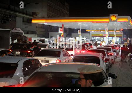 23. Januar 2023, Peshawar, Khyber Pakhtunkhwa, Pakistan: Die Menschen warten einen Tag nach einem landesweiten Stromausfall, bis sie an der Reihe sind, um an einer Tankstelle zu tanken. Am Montag wurden lange Schlangen an Autos und Motorrädern an Tankstellen in den meisten Teilen von Khyber Pakhtunkhwa, einschließlich der Hauptstadt, beobachtet, nachdem die Öllieferungen von Ölvermarktungsunternehmen zurückgegangen waren. Nach der Benzinkrise gibt es lange Schlangen an den Tankstellen auf der G.T Road. Ein Großteil Pakistans blieb am Montag ohne Strom, da die Regierung als Energiesparmaßnahme nach hinten losging. Der Ausfall verbreitete Panik Stockfoto