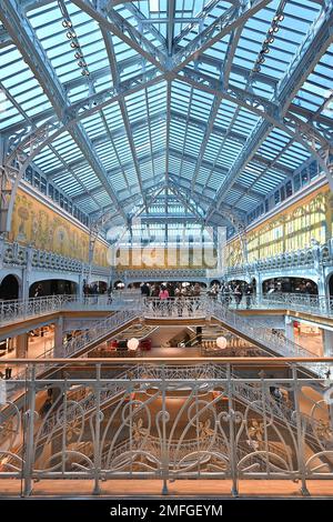 Paris: Einkäufer in den Gassen des Kaufhauses „La Samaritaine“, das sich im 1. Bezirk am Ufer der seine befindet. Das Gebäude war desi Stockfoto