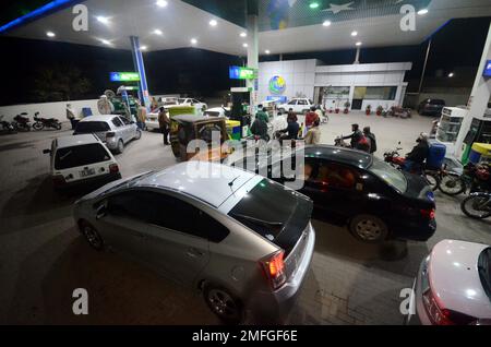 23. Januar 2023, Peshawar, Khyber Pakhtunkhwa, Pakistan: Die Menschen warten einen Tag nach einem landesweiten Stromausfall, bis sie an der Reihe sind, um an einer Tankstelle zu tanken. Am Montag wurden lange Schlangen an Autos und Motorrädern an Tankstellen in den meisten Teilen von Khyber Pakhtunkhwa, einschließlich der Hauptstadt, beobachtet, nachdem die Öllieferungen von Ölvermarktungsunternehmen zurückgegangen waren. Nach der Benzinkrise gibt es lange Schlangen an den Tankstellen auf der G.T Road. Ein Großteil Pakistans blieb am Montag ohne Strom, da die Regierung als Energiesparmaßnahme nach hinten losging. Der Ausfall verbreitete Panik Stockfoto