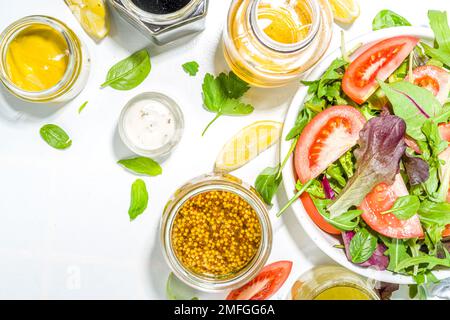 Verschiedene hausgemachte Salatdressings. Set mit verschiedenen Salatsoßen, Öl, Vinaigrette, Senf, Mayonnaise, ranch, Balsamico, Soja, Joghurtdressings Stockfoto