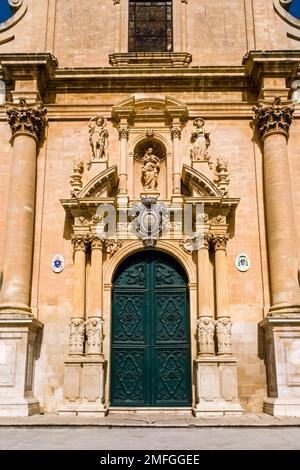 Der westliche Eingang der Kirche Ragusa Kathedrale, Duomo di Ragusa, Cattedrale di San Giovanni Battista, befindet sich im alten Teil der Stadt. Stockfoto