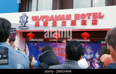 SHANGHAI, CHINA - 20. JANUAR 2023 - Chinas erstes Ultraman-Hotel im Haichang Ocean Park in Shanghai, China, 20. Januar 2023. Es braucht Stockfoto