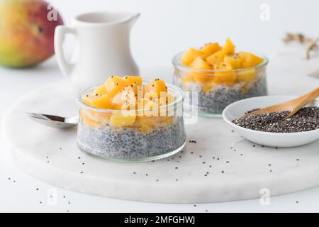 Hausgemachte Chia-Pudding-Parfaits mit gehackter Mango, fertig zum Essen. Stockfoto