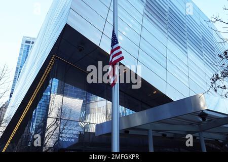 Eine US-Flagge am Halbmast im National September 11 Memorial Museum, Dienstag, 24. Januar 2023, in New York zu Ehren der Opfer von Massenerschießen im Star Ballroom Dance Studio in Monterey Park, Kalifornien Stockfoto