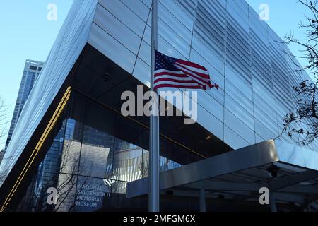 Eine US-Flagge am Halbmast im National September 11 Memorial Museum, Dienstag, 24. Januar 2023, in New York zu Ehren der Opfer von Massenerschießen im Star Ballroom Dance Studio in Monterey Park, Kalifornien Stockfoto