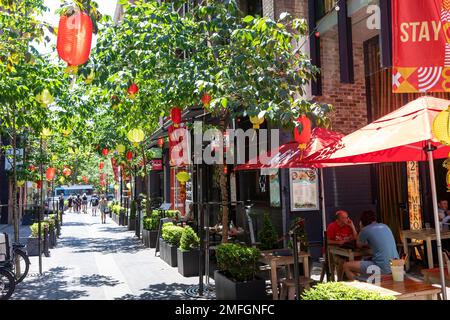 Kensington Street Chippendale in Sydney, Lifestyle, Gastronomie und Kulturerbe-Viertel mit chinesischen Neujahrslaternen in Rot und Gelb, Sydney, 2023 Stockfoto