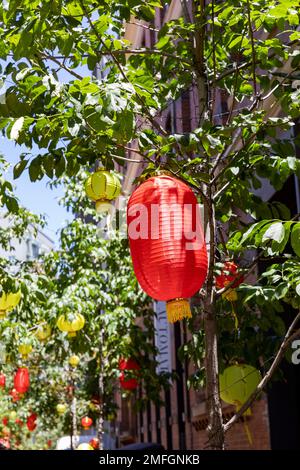 Kensington Street Chippendale in Sydney, Lifestyle, Gastronomie und Kulturerbe-Viertel mit chinesischen Neujahrslaternen in Rot und Gelb, Sydney, 2023 Stockfoto